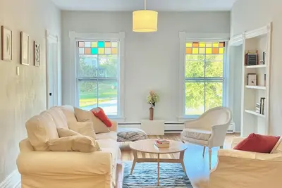Image de Beautiful, bright retreat with balcony overlooking river and rail trail.