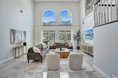 Image de Historic Hollywood Mansion 5 Minutes to the Beach 6br 5-Bath