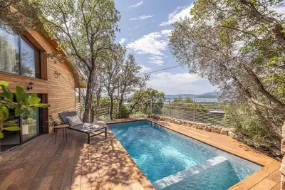Image de Chalet de luxe 2ch, mezzanine, piscine et vue mer sur la baie de Saint Cyprien.