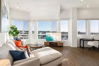 Image de The Crystal 3 Level Penthouse - Marvelous Marina Views 2br