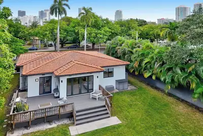 Image de Brickell Retreat-Remote Work, Walkable, Private Yard, Near Beaches