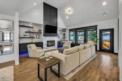 Image de New Home, Walk to Rose District, Fully Fenced Yard, 2 King Suites-TVs Throughout