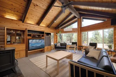 Image de Modern Spacious Cabin Nestled on Several Acres of Scenic Land!