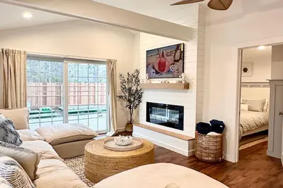 Image de Charming Cape Cod Getaway- Ev Charger, Mini Golf, Walk to The Beach, Pets Okay!