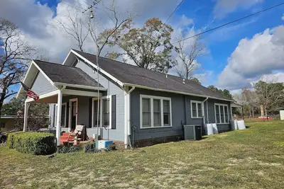 Image de Charming 2-bedroom farmhouse in Saratoga with WiFi and Ac on 5-acre gated lot
