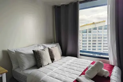 Image de 1-bedroom condo in awesome Makati with Ac and Netflix