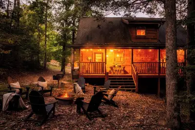 Image de Fall Specials! Family Getaway. Near Dollywood. Hot Tub. Firepit & King Beds.