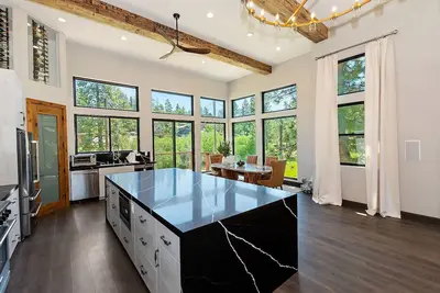 Image de New Spacious 6-bedroom chalet in beautiful Big Bear Lake with WiFi, Ac