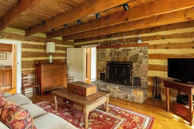 Image de Pet-Friendly Cabin w/ fireplace 3 min to hot spring pools