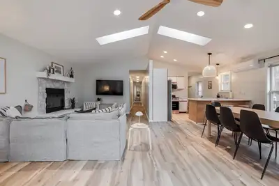 Image de New Listing! Lovely 4-bedroom House Steps to Lake Michigan and Silver Lake