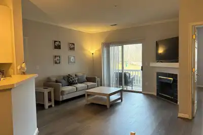 Comfy & Quiet 3-bedroom condo WiFi, Ac, 10 min drive to Vt, Bus Stop - Sleeps 6!