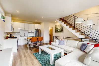 Image de Modern townhome with rooftop deck, dog-friendly and city access