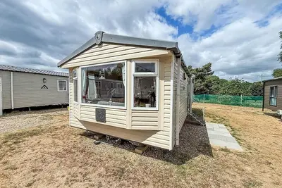Image de Superb 8 berth caravan at Caldecott Hall Country Park, Norfolk ref 91055c
