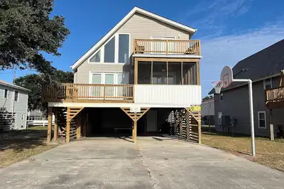 Image de Charming 3-bedroom house with outdoor space & steps to the beach!