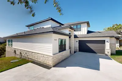 Image de Tranquil Lakefront Home with three Decks and Two Entertainment Spaces