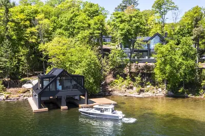Image de Elegant 9 bed 8 bath cottage on Lake Joseph
