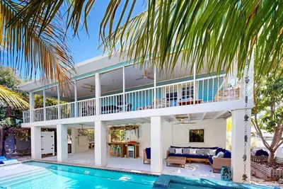 Image de Charming canal-front retreat private Pool, Ac, Wi-Fi, washer\/dryer