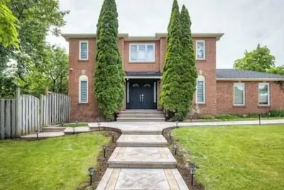 Image de Entire Home | Toronto Hub | Therma Spa | 12 Guests