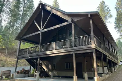 Image de Forest Seclusion Sleeping 10. Hot Tub, Pets, Wifi and Geothermal Pool Access!
