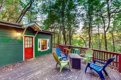 Image de Dog-friendly cabin under towering redwoods w/expansive deck, bbq & hot tub