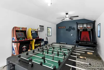Image de Game Garage + Massage Chair + Large Yard + Kids Playroom