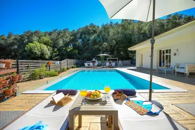 Luxury villa, heated pool, secluded in Saint Stefanos Sinies