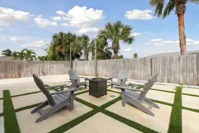 Image de Coastal Chic Getaway: Cozy Beach Home, Private Backyard, Fire Pit & More!