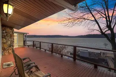 Image de Newly Updated Interior, Sunroom w/ Hot Tub, Deck, Deep Water Dock, Boat & Pwc Slips