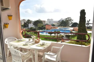 Image de Appartement à Roses avec piscine, proche de la plage et du centre, idéal pour des vacances confortables et relaxantes.