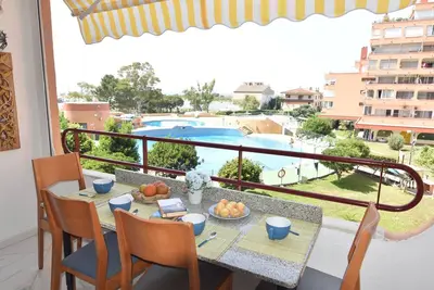 Image de Réservez votre appartement confortable à Roses avec piscine, Wi-Fi et climatisation, à seulement 1 500 mètres de la plage.