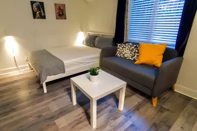 Image de Entire Suite in Dt Toronto. Close to College Station.