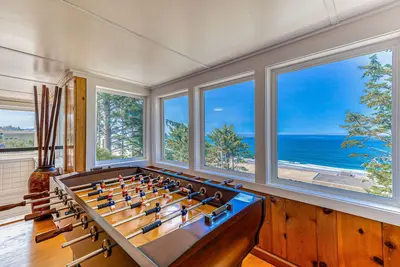 Image de Spacious ocean view home with wood fireplace, grill, & deck - dog-friendly