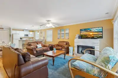 Image de Close To Beach, Boards, Park & Convention Center! Large Deck W Parking Provided!