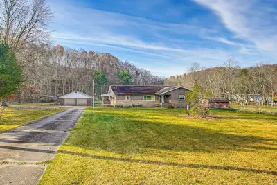 Image de Stay & Play: West Virginia Country Home!