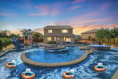 Image de Lazy River mini Waterpark Home, Slides, Basketball Ct, Arcade, 6 Bedrooms