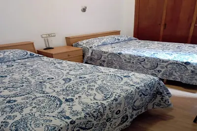Image de Chambre double accueillante avec salle de bain privée