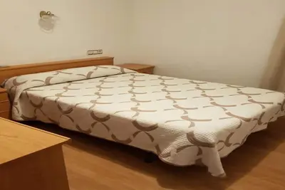 Image de Chambre double accueillante avec salle de bain privée