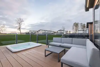 Image de Lodge No 85 | Hot Tub | Stewart's Resort Cameron