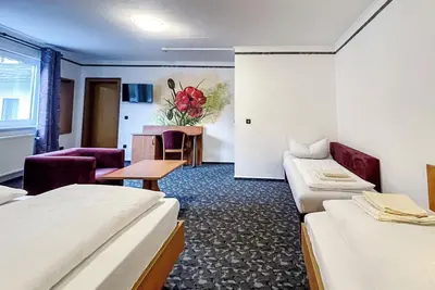 Image de Comfortable and versatile room -perfect for relaxation, work and exchange