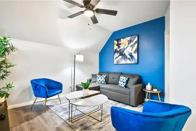 Image de Charming Historic 2-Bedroom Retreat in North Everett with Modern