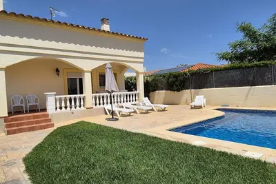 Image de Maison chaleureuse avec piscine privée, Wi-Fi, animaux admis à proximité de la plage