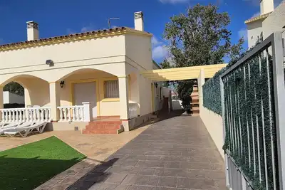 Image de Maison spacieuse avec piscine privée, Wi-Fi, climatisation et animaux admis près de la plage