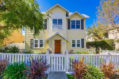 Image de Lovely home with backyard oasis & great WiFi - walk to La Jolla Village, dogs Ok