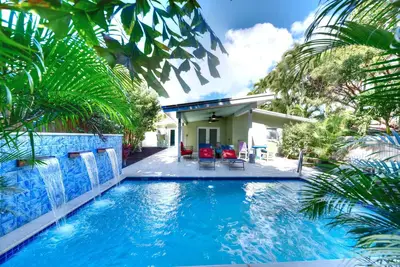Image de 3 bedroom with living room and sitting room and a pool just 2 blocks from Higgs beach