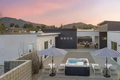 Image de Ishan: Courtyard w/ Hot Tub & Fire Pit