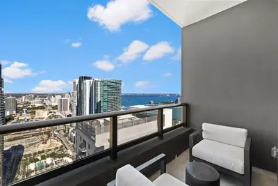Image de 48th-Floor Luxury Condo | Parking Included
