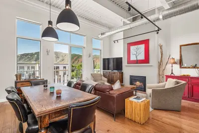 Image de Summit & Sky Loft | A\/C, Fireplace, Terrace