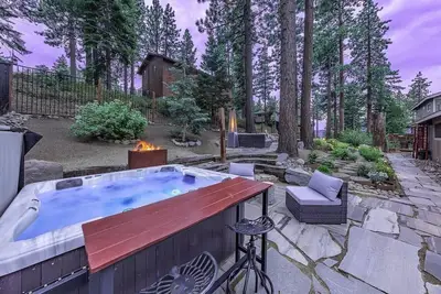 Image de Amazing backyard oasis, hot tub, close to Skiing & town w/Ac (Sl397)