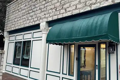 Image de Remodeled Historical Cottage- Six bedroom 4 bath steps to Granbury Square. Fab!