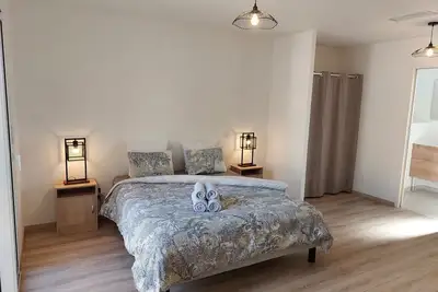 Image de \"Jolie Maison Confortable au Coeur d'un Environnement Calme et Boisé\"